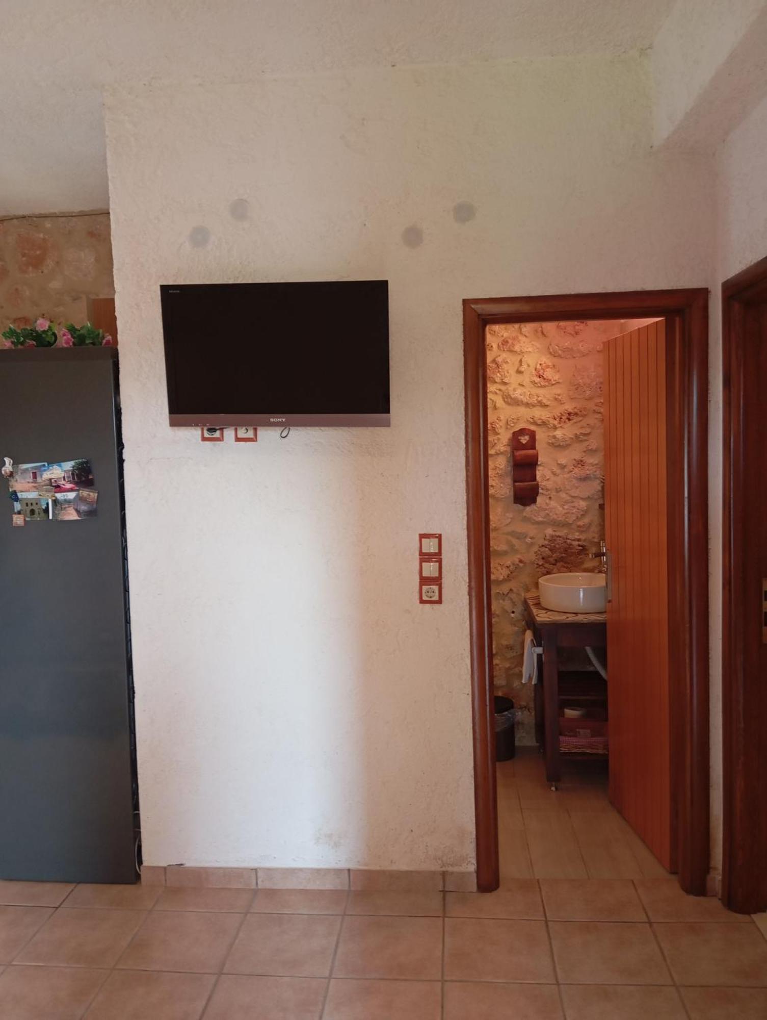 Niko'S Stone Guest House ปลีตรา ภายนอก รูปภาพ