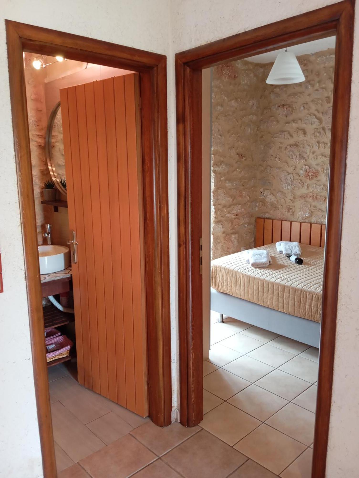 Niko'S Stone Guest House ปลีตรา ภายนอก รูปภาพ
