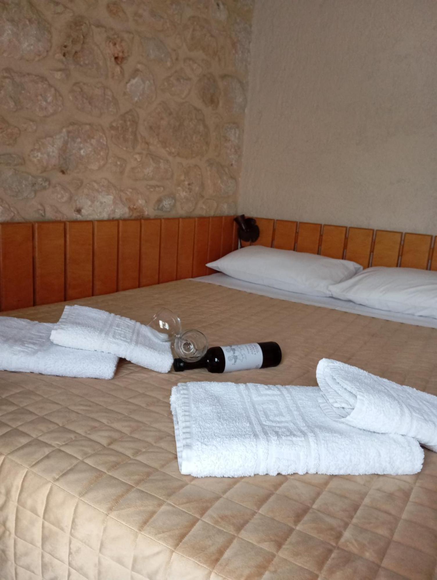 Niko'S Stone Guest House ปลีตรา ภายนอก รูปภาพ