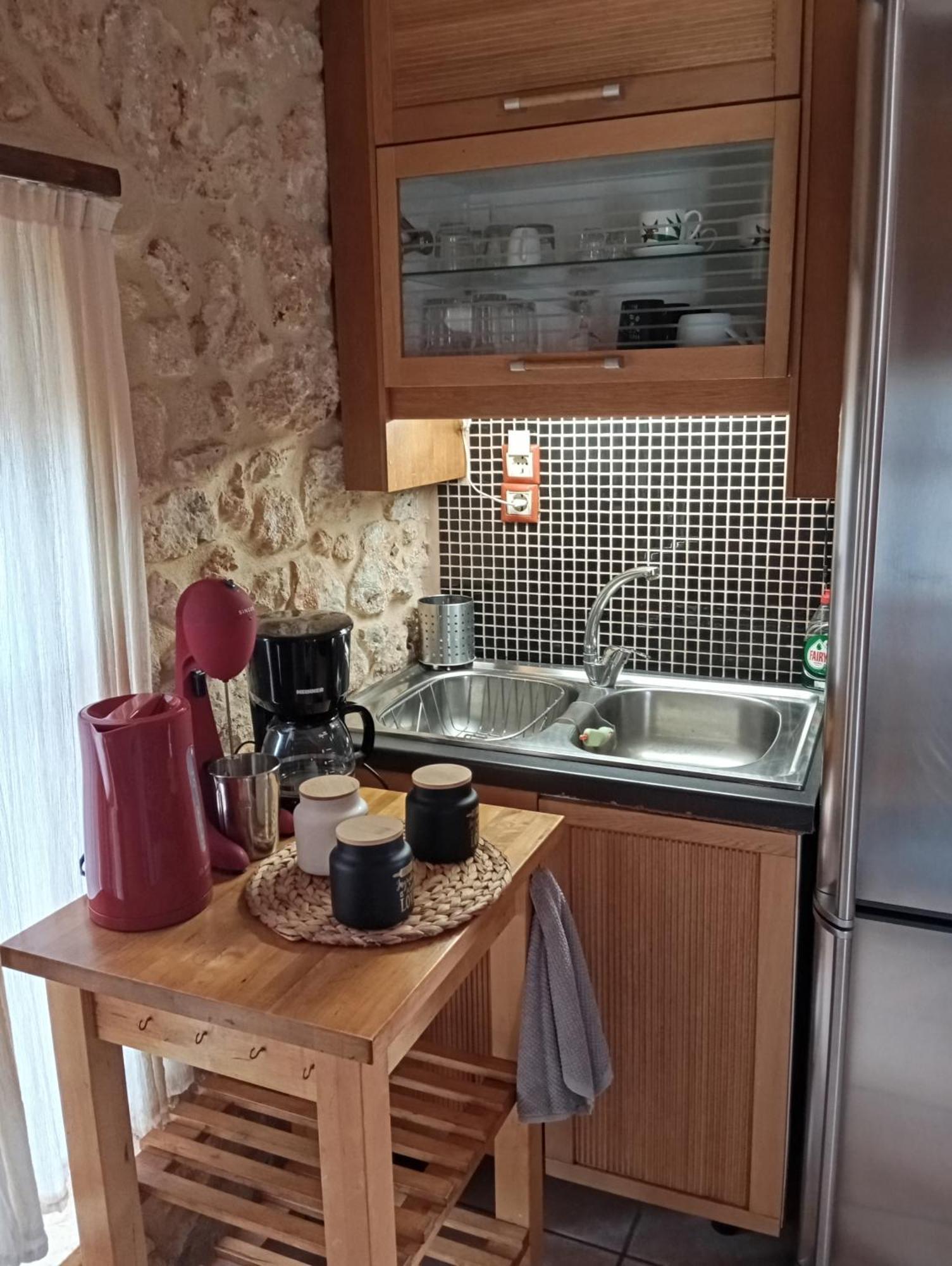 Niko'S Stone Guest House ปลีตรา ภายนอก รูปภาพ