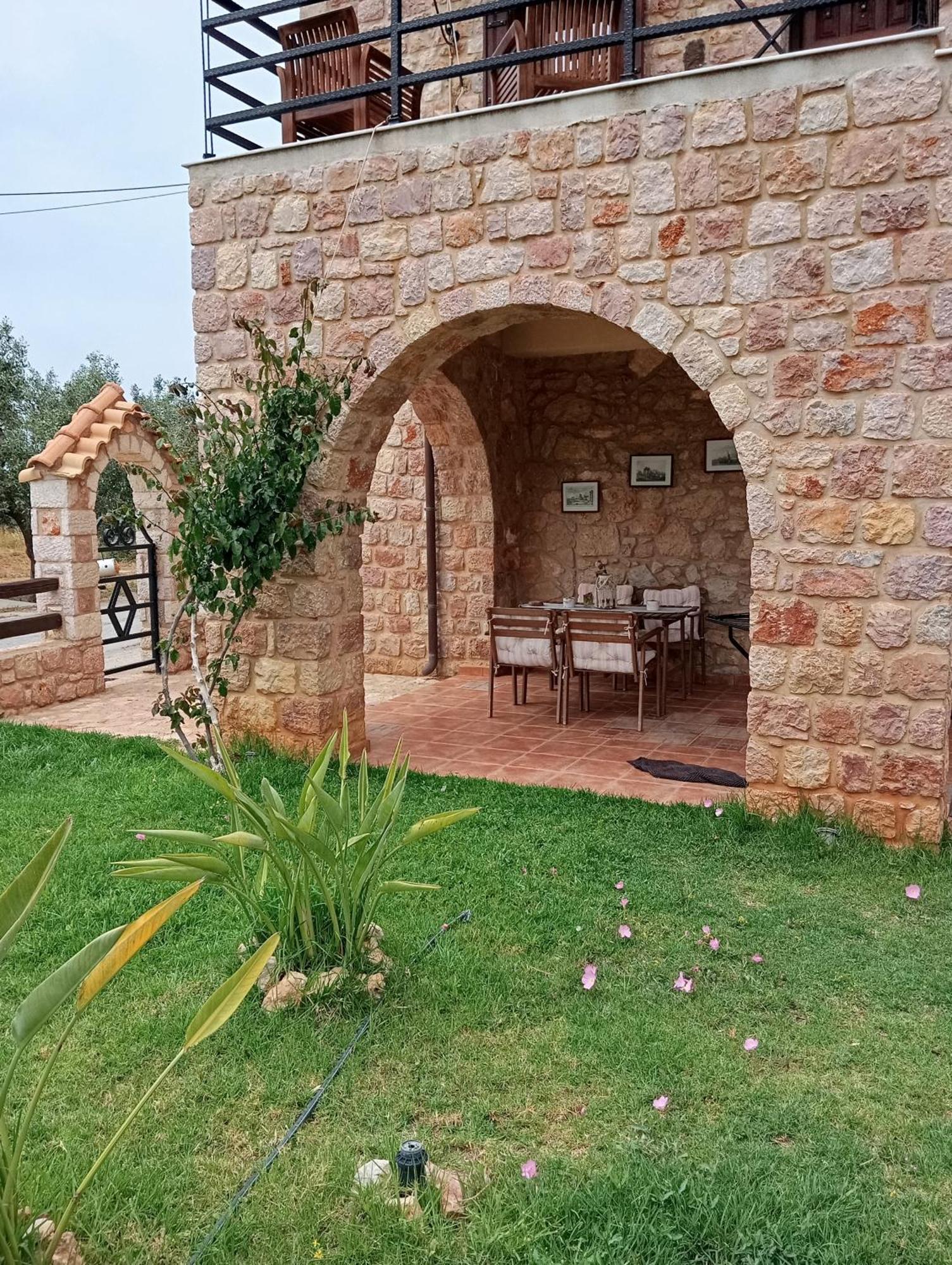 Niko'S Stone Guest House ปลีตรา ภายนอก รูปภาพ