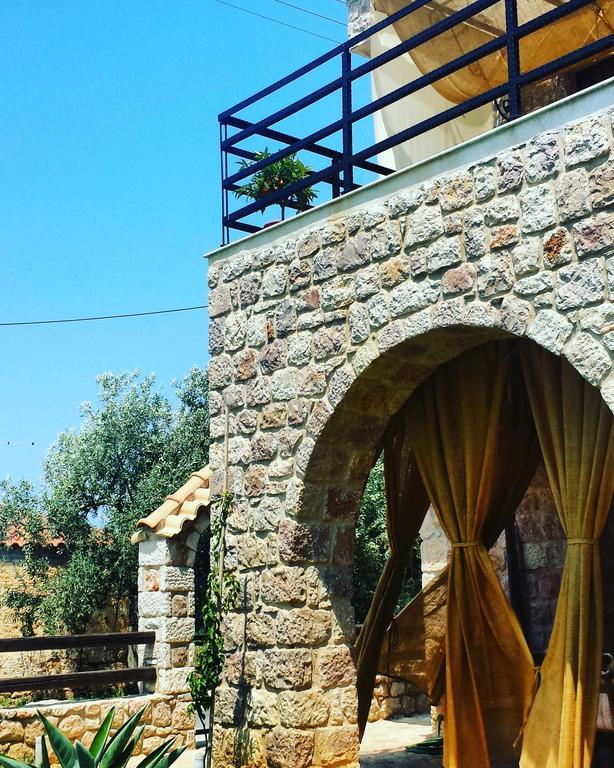 Niko'S Stone Guest House ปลีตรา ภายนอก รูปภาพ